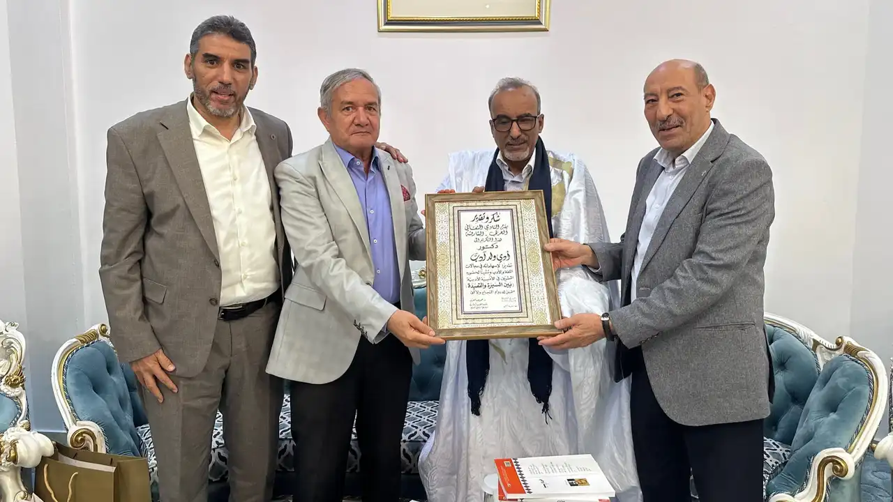رحلة ثقافية بين السيرة والقصيدة في النادي العربي